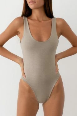 Indigo Luna Siri Body Light Mahogany